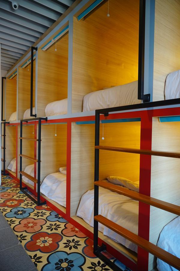 Borough Capsule Hostel Bali Legian Exterior foto
